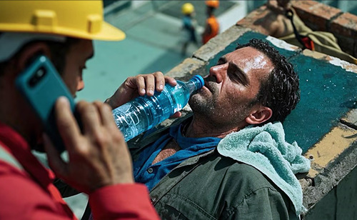 L'ondata di calore scatena una crisi sanitaria per i lavoratori, aumentano i casi di colpo di calore...