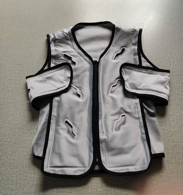 Abbigliamento rinfrescante Senjoy TPU con circolazione dell'acqua, pompa silenziosa, vestibilità regolabile, con alimentatore portatile, per lavori all'aperto