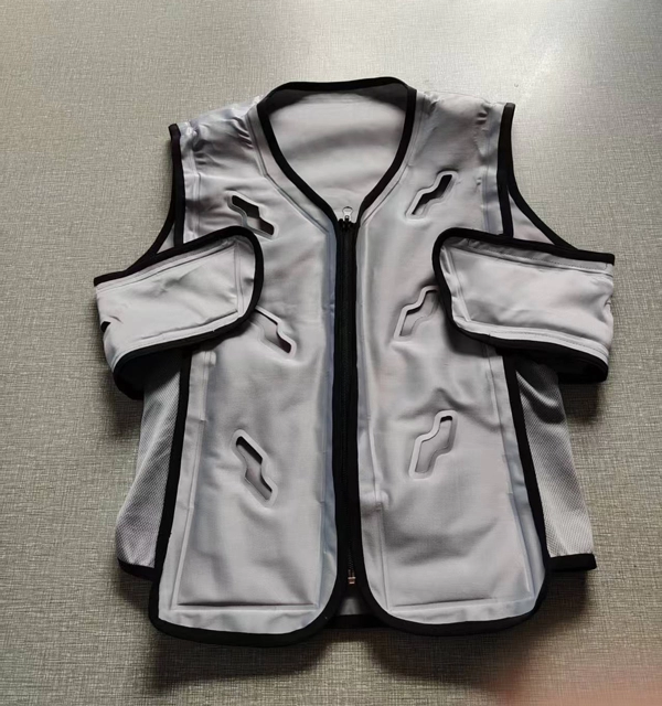 Analisi comparativa degli indumenti rinfrescanti con circolazione dell'acqua e degli indumenti rinfrescanti con ventola di Suzhou SenJoy Cooling Clothing Garment Co., Ltd.
