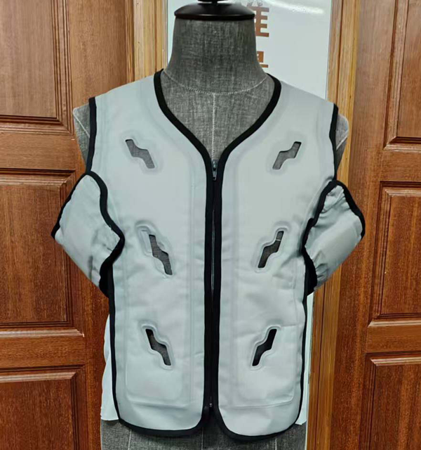 Abbigliamento rinfrescante Senjoy TPU con circolazione dell'acqua, pompa silenziosa, vestibilità regolabile, con alimentatore portatile, per lavori all'aperto