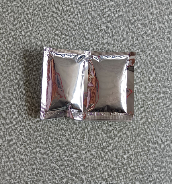 Indumenti di raffreddamento con colla condensante