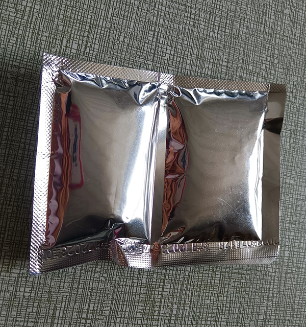 Indumenti di raffreddamento con colla condensante