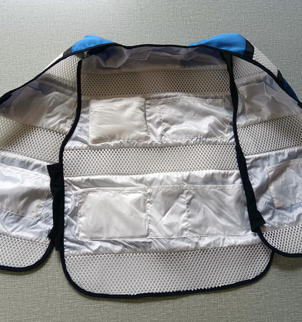 Indumenti di raffreddamento con colla condensante